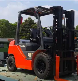 FORKLIFT TOYOTA 2,5 TON MAST TRIPLE STAGE 4,3 METER MANUAL HM 3 RB