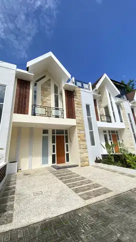 RUMAH 2 LANTAI + ROOFTOP LOKASI PANDERMAN HILL KOTA BATU