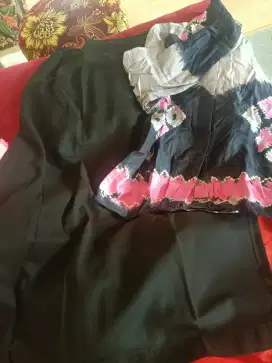 Baju sasirangan dan rok hitam kerja