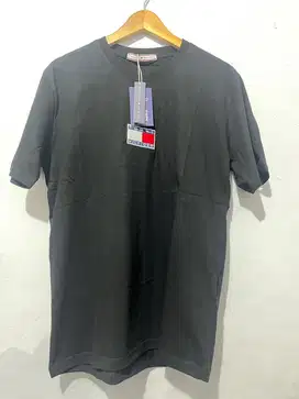 Kaos Hitam Unisex Tommy - M