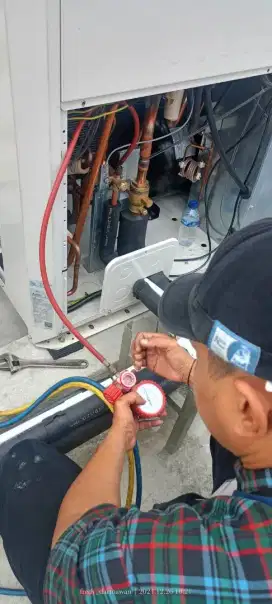Jasa servis AC kulkas frezer showcase mesin cuci dan bongkar pasang AC
