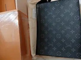 Louis Vuitton clutch PO Voyage MM