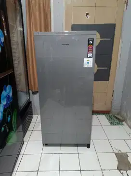 Polytron pra18 kulkas satu pintu 185 liter like new