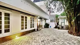 Rumah Mewah SHM Siap Huni Depan Taman di Tebet, Jaksel