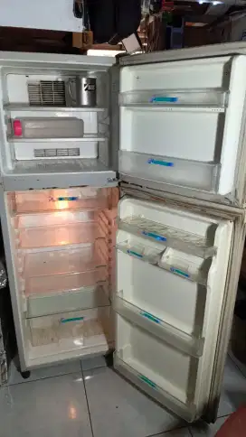 Kulkas 2 pintu merk toshiba dingin aja tdk bs es batu