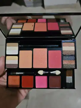 Make up kosmetik eyeshadow blush on