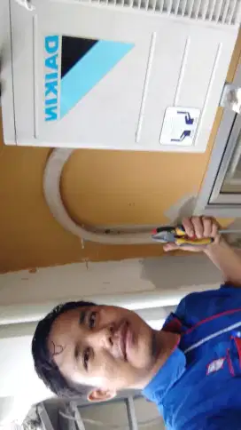 Jasa servis AC kulkas frezer showcase mesin cuci dan bongkar pasang AC