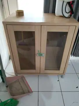 Lemari kayu dan meja kayu