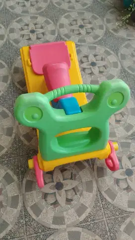 Mainan perosotan dan kuda kudaan anak