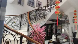 Dijual Rumah Dengan Semi Furnished dan Mewah Siap Huni di Depok