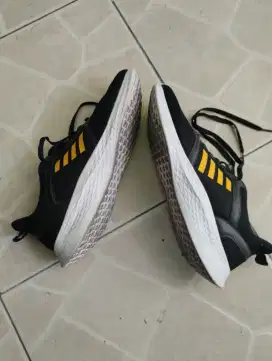 Sepatu running jatah