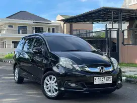MOBIL KELUARGA AURA OLD MONEY. HONDA MOBILIO E CVT HITAM 2014