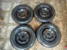Ban mobil bekas satu set plek