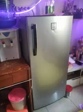 Kulkas polytron dingin beku