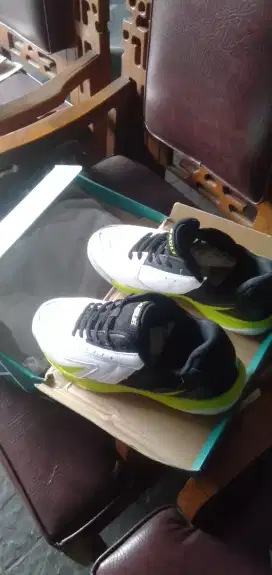 Sepatu Bulu Tangkis ukuran 41