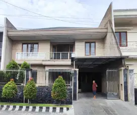 RUMAH MEWAH DI DHARMAHUSADA MAS, DI JALAN UTAMA SURABAYA