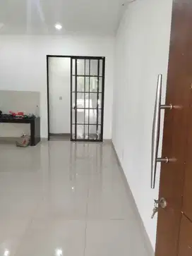 Rumah Di Cluster East Asia Green Lake City 4x12 2 Lantai Unit Rapi