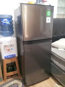 kulkas 2 pintu mrk Sharp, bekas rasa baru
