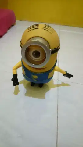 Mainan Thinkway Toys Despicable Me 2 Minion Stuart Laughing Action Fi
