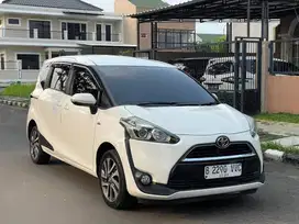 Toyota Sienta 1.5 V AT 2016