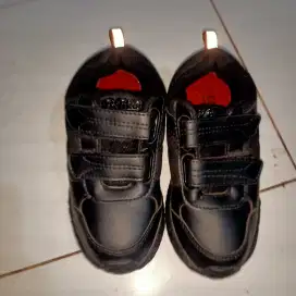 Sepatu sekolah anak