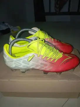 Dijual Sepatu Bola SPECS Accelelatoor Light speed Size 40 Original