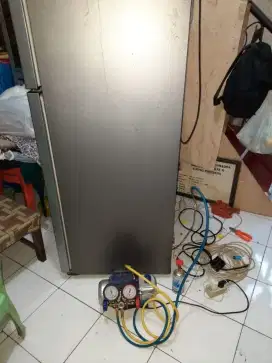 Jasa servis AC kulkas frezer showcase mesin cuci dan bongkar pasang AC