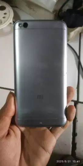 Dijual Xiaomi Redmi 5A Ram 2GB internal 16GB min retak kiri bawah