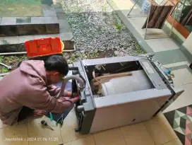 Jasa servis AC kulkas frezer showcase mesin cuci dan bongkar pasang AC