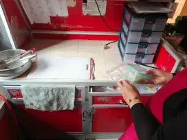 Mau jual 2 etalase bekas dagang pempek