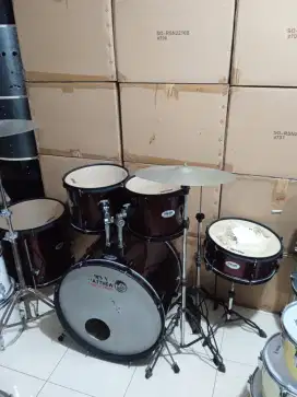 Drum rolling plus cymbal