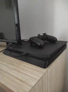 PS4 Slim 500GB 2017 + 1 Stik + 7 Games