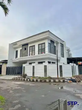 American-style, Rumah baru hoek di Jemursari Selatan surabaya