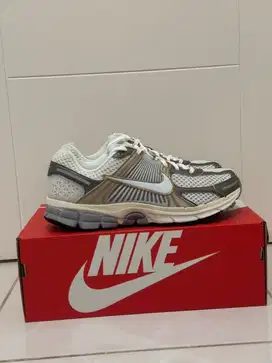 NIKE ZOOM VOMERO 5