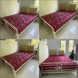 Tempat Tidur Besi Klasik Queen Size + Kasur