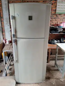 Kulkas 2 pintu jumbo merk SHARP