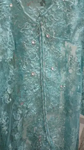 Kebaya pesta untuk acara tunangan maupun wisuda