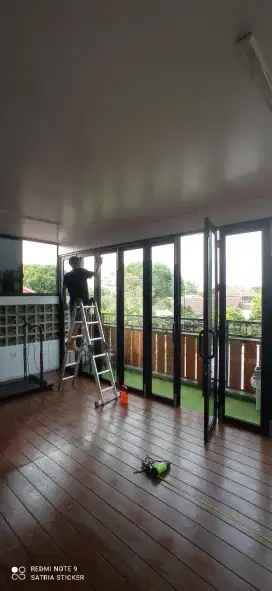 Kaca film peredam panas & silau matahari sticker kaca tempat gym