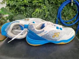 Sepatu Badminton Yonex Velo 100