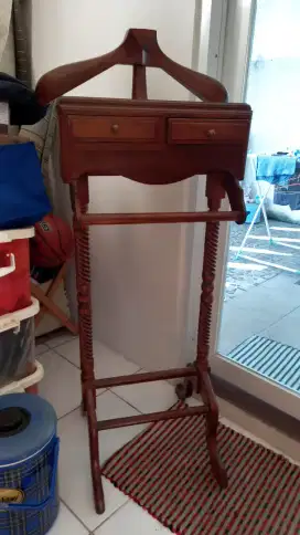 Gantungan jas/blazer/batik untuk di kantor/ruang kerja.