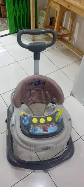Baby walker bayi