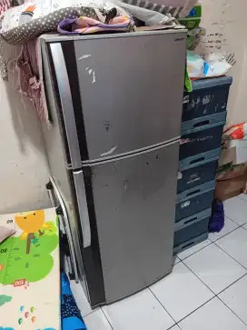Kulkas  bekas merk sharp 2 pintu