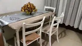 Meja makan 4 kursi