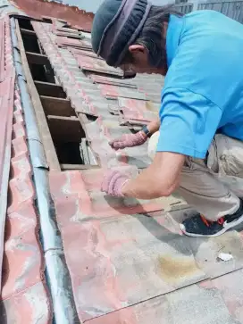Tukang bangunan, renovasi rumah, perbaikan atap bocor pasang baja