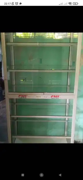 Lemari etalase kaca