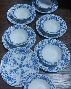 Mangkok dan piring kue porselen Eropa biru putih