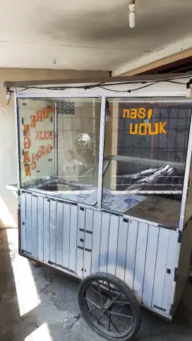 Gerobak bisa untuk roti bakar, uduk, gorengan