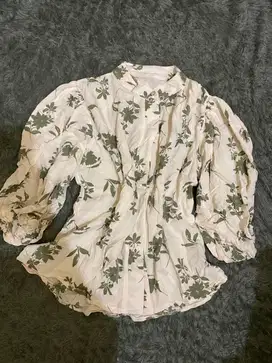 kemeja motif daun warna putih