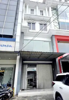 Di sewakan ruko 4 lantai di kebayoran baru jakarta selatan.