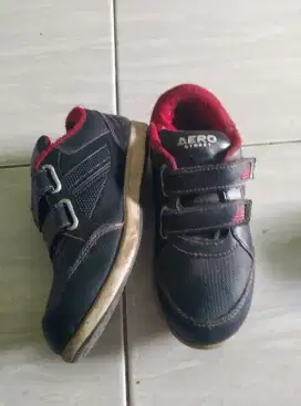 Sepatu sekolah anak SD